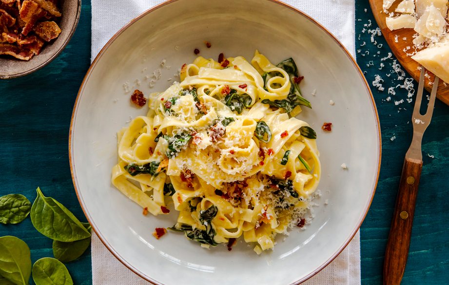 Pasta med spenat och bacon