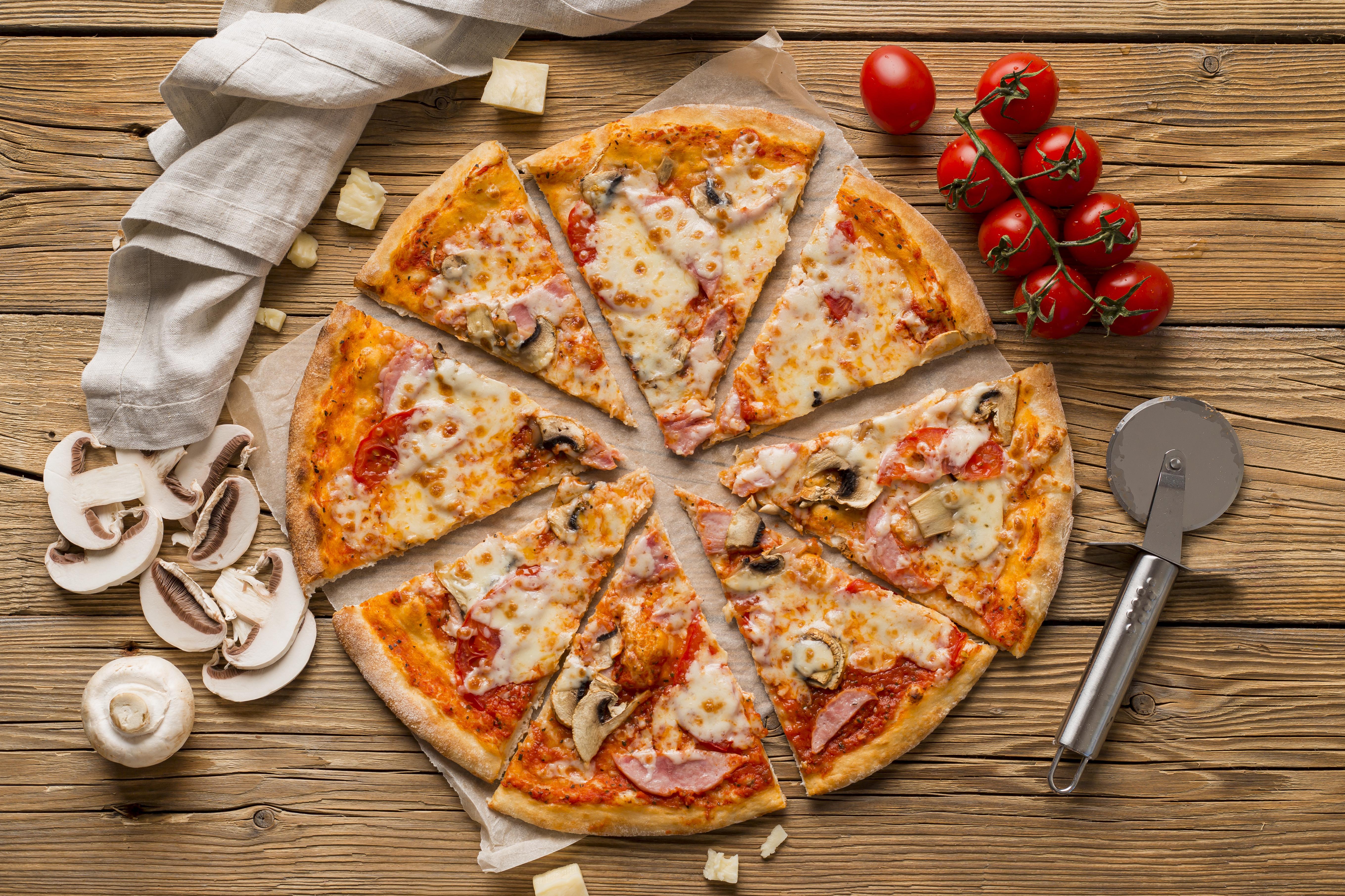 Nygjord pizza med skinka och svamp