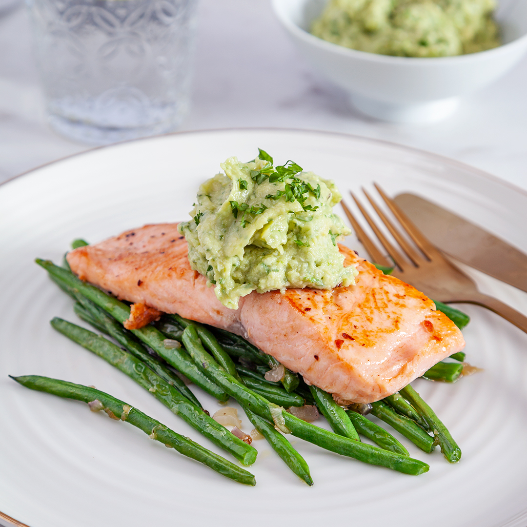 Ugnsbakad lax med avokadokräm och haricots verts